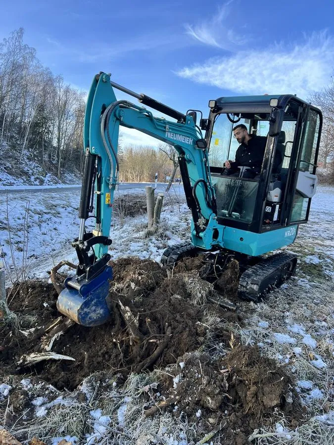 Minibagger Erdarbeiten im Schnee – Gartenbau Goslar Winter