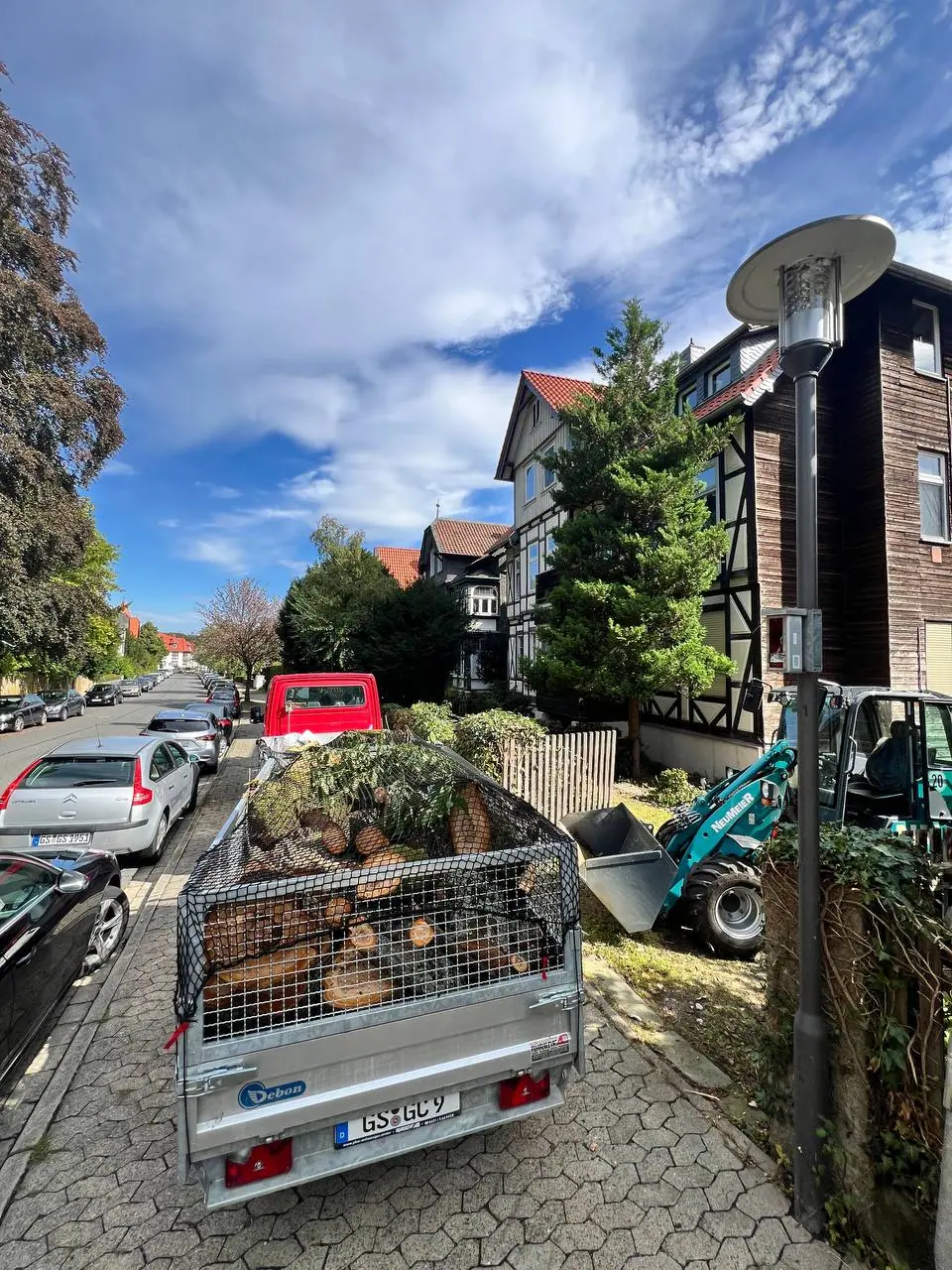 Anhänger mit Holz und Grünschnitt beim Abtransport – Green Clean Goslar