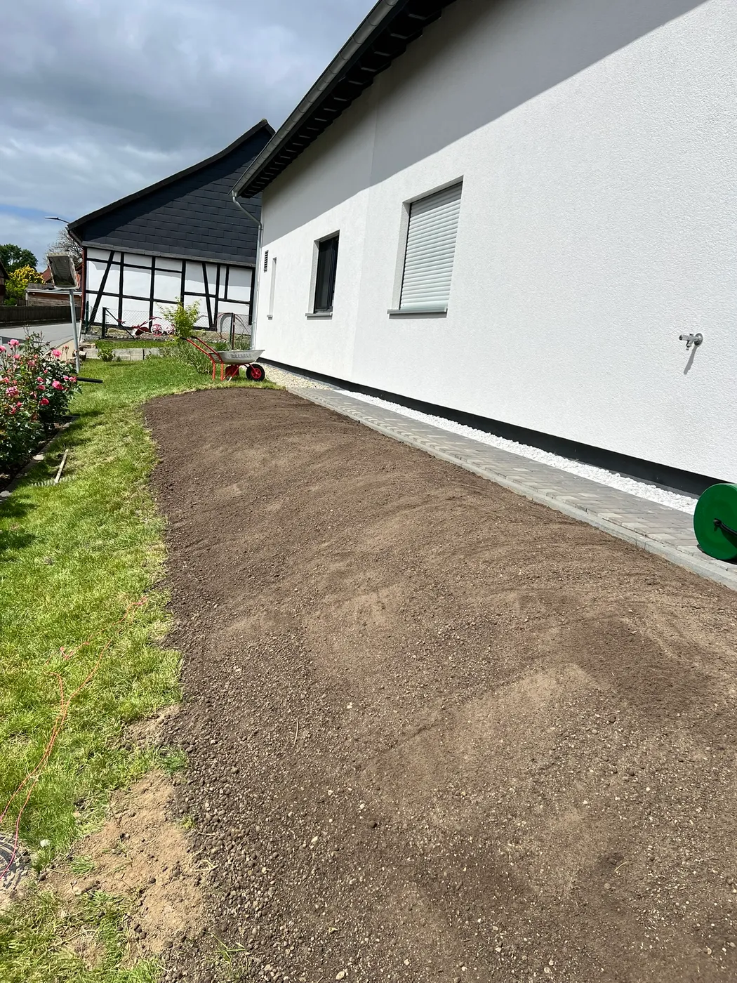 Erdarbeiten und Vorbereitung einer neuen Rasenfläche – Gartenbau Goslar