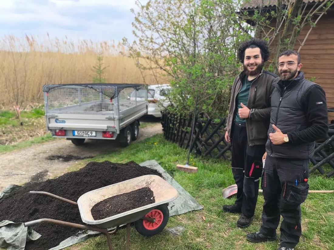Das Team von Green & Clean bei der Gartenarbeit im Raum Goslar